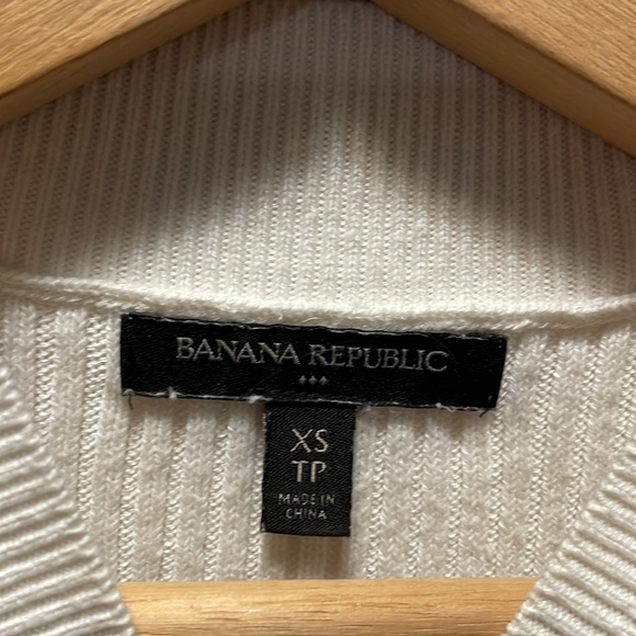 Banana Republic Sleeveless Knit - Picture 2 of 3